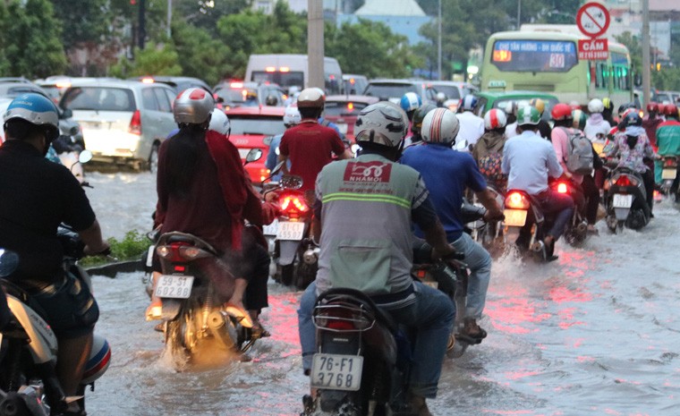 Duong ve nha cua nguoi Sai Gon lai ngap nuoc, ket xe kinh hoang-Hinh-7